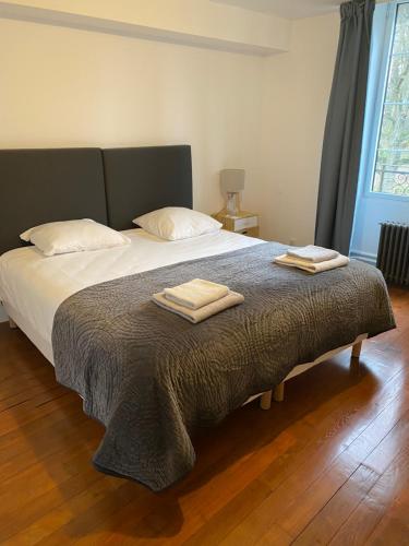 2 queen beds, 1 twin bed