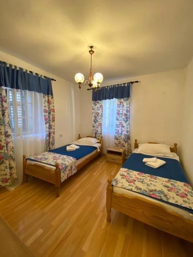 Standard Twin Room with Shared Bathroom image 4