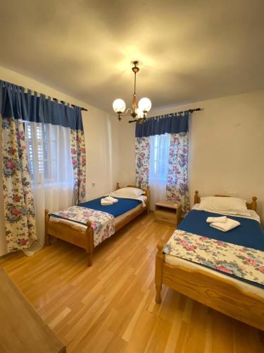 Standard Twin Room with Shared Bathroom image 8