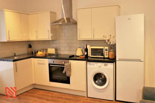 Modern Newgate Apartments - Convenient Location, Close to All Local Amenities