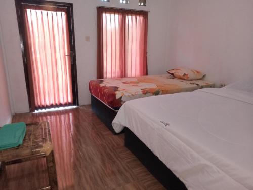 1 double bed, 1 twin bed