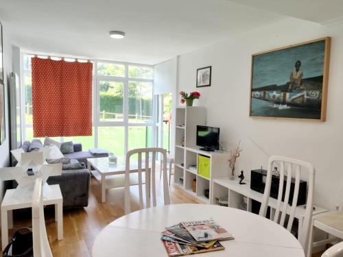  2 bedrooms appartement with enclosed garden at Foz 1 km away from the beach, Pension in Foz