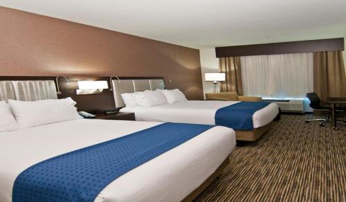 2 queen beds