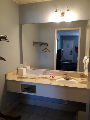 Rest Inn - Extended Stay, I-40 Airport, Wedding & Event Center