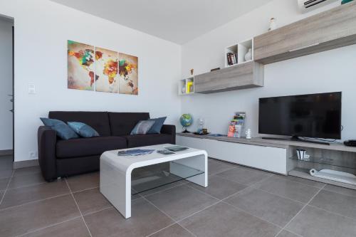 GORGEOUS APT with TERRACE ELEVATOR AC FREE PARKING - image 2