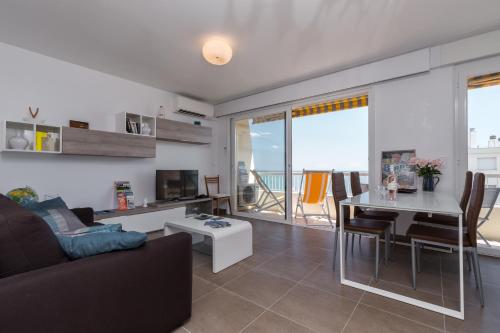 GORGEOUS APT with TERRACE ELEVATOR AC FREE PARKING - image 7