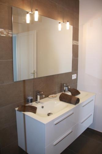 GORGEOUS APT with TERRACE ELEVATOR AC FREE PARKING - image 5