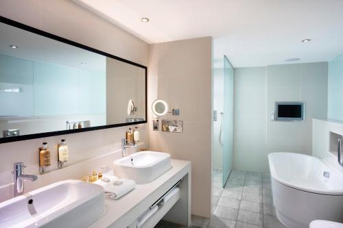 Holiday Inn Bristol City Centre an IHG Hotel - image 2