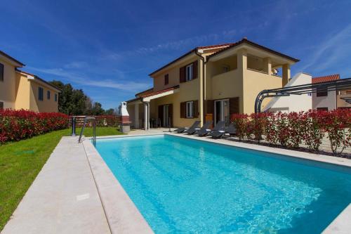 Complex of 2 villas Olivia-Aurora with 2 private pools for up to 20 persons only 200m from the beach