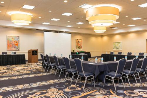 Holiday Inn Chicago - Elk Grove, an IHG Hotel