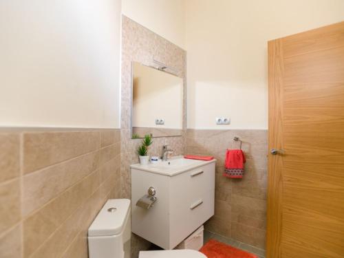 Lovely Holiday Home in Castillo del Romeral near Seabeach - image 2