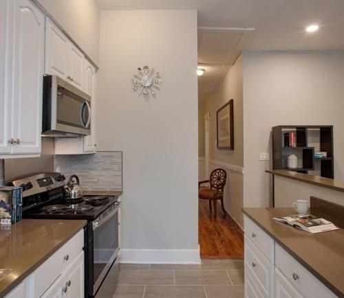 4 Bedroom Large Renovated Townhouse - main image