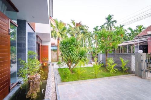 Green World Hoi An Villa Green World Hoi An Villa is conveniently located in the popular Cam Chau area. The property offers guests a range of services and amenities designed to provide comfort and convenience. Service-minded 