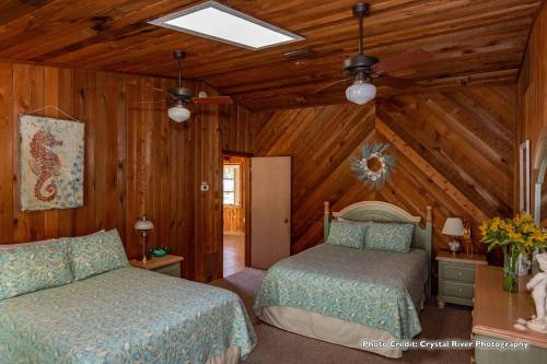 Riverfront Treetop Bungalow in Homosassa, USA