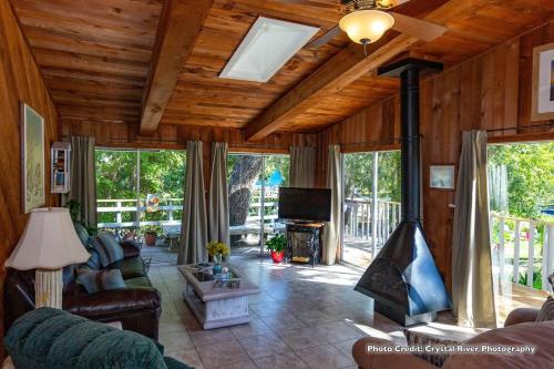 Riverfront Treetop Bungalow in โฮโมซัสซา (FL)