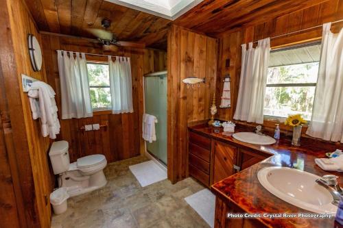 Riverfront Treetop Bungalow in Homosassa, USA