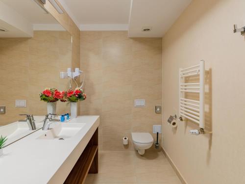 Grand Deluxe Room image 7