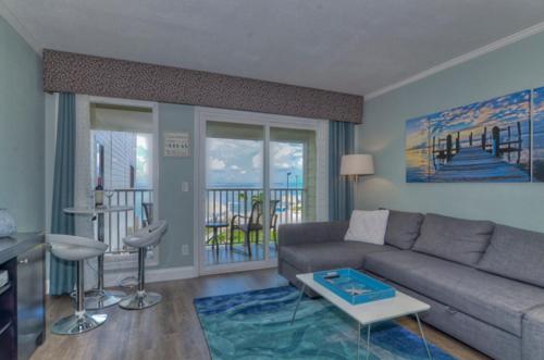Guestroom, Casa de Playa - Waterfront with Amazing Sunset, Pool and WIFI in Pelican Island