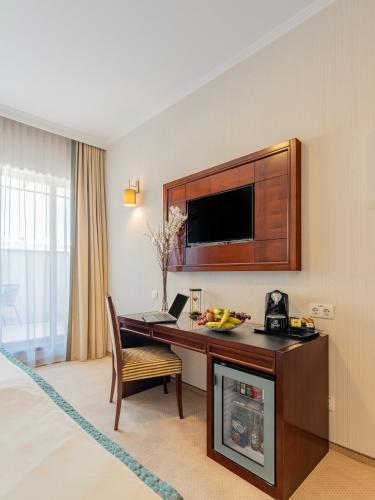 Deluxe Room with Balcony image 9