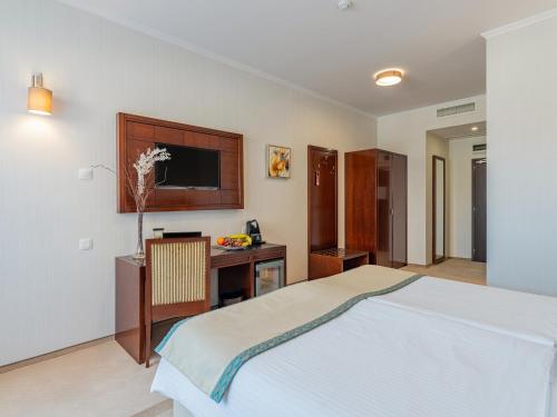 Deluxe Room with Balcony image 10