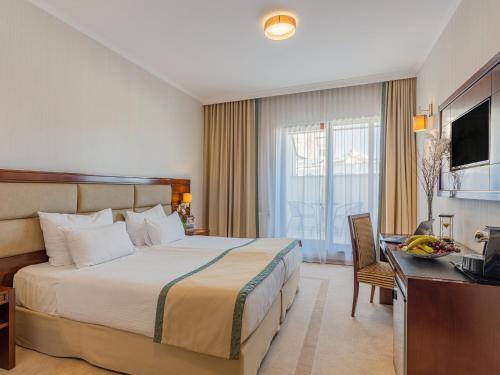 Deluxe Room with Balcony image 8