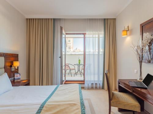 Deluxe Room with Balcony image 5