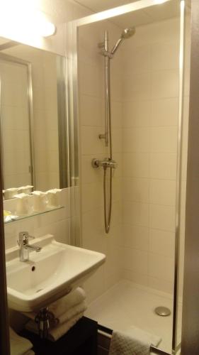 3 twin beds