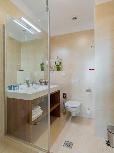 Deluxe Room with Balcony image 7