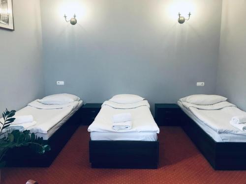 3 twin beds