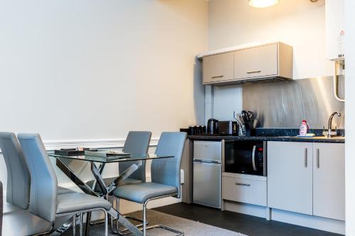 City Apartments - Sycamore Place - image 4