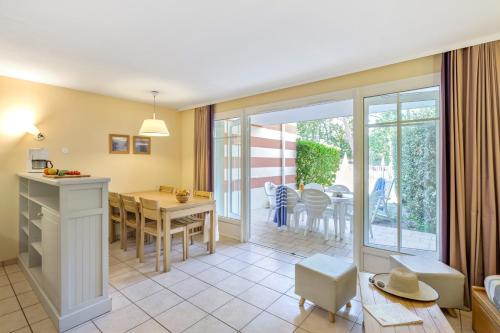 One-Bedroom Apartment with Sleeping Alcove and Terrace or Balcony (6 People)