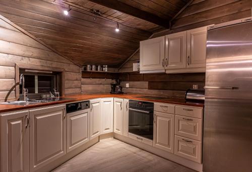 Kitchen, Cabin in Hodlekve with 5 bedrooms & hot tub. in Sogndal