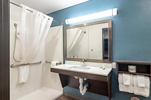 WoodSpring Suites Toledo Maumee - image 12