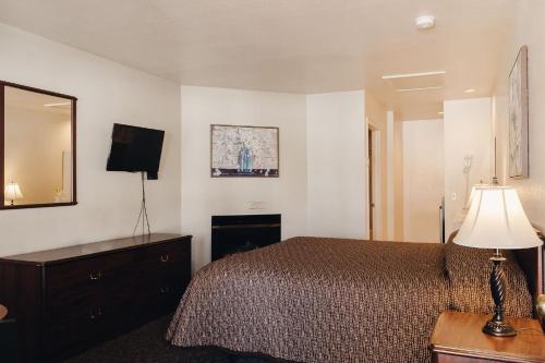 Vintage Lakeside Inn - image 5