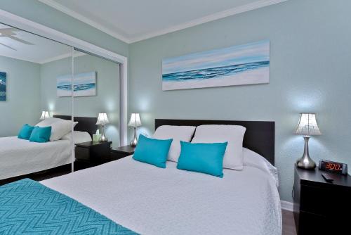 412-AMAZING Views, Waterfront, WIFI, Pool, Close to BUCS Stadium thumb 2