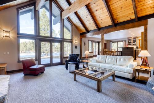 Country Club Retreat - main image