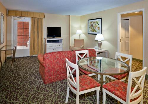 Holiday Inn Chantilly-Dulles Expo Airport, an IHG Hotel