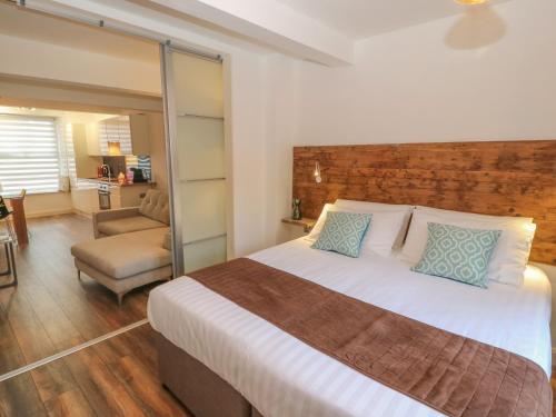 Over-Under Cottage in Holmfirth