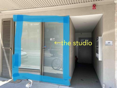 10A Brunswick Living Studio Close to APT and CBD Free Wifi Tram at Doorstep