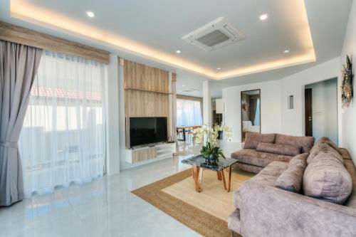 Stylish brand new 3 bed pool villa nearby Bangtao beach ( Stylish brand new 3 bed pool villa nearby Bangtao beach )