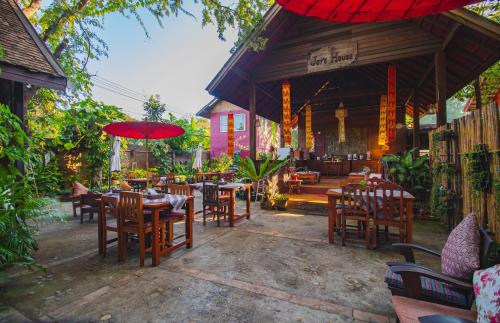 Restaurant, Joy's House & Tour in San Phe Suea