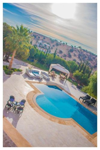 Villa blanche piscine chauffee in Riad Essalam