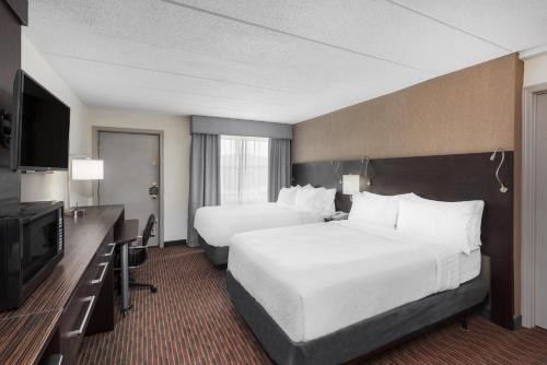 1 queen bed, 2 double beds