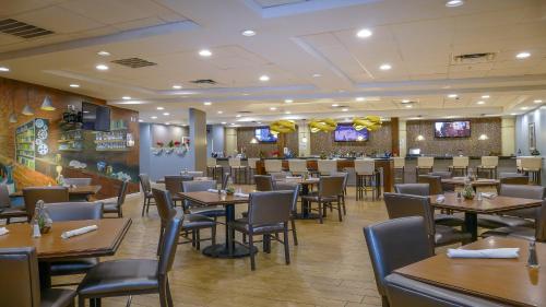 Étterem, Holiday Inn Edison at Midtown By IHG near Florida Repertory Színház