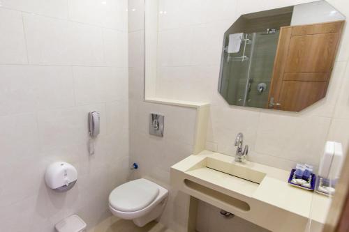 Family Room (1 Double Bed + 3 Single Beds) image 2