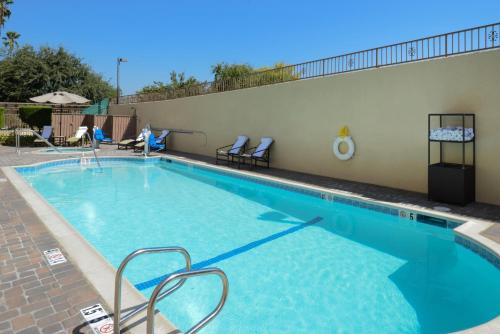 Swimming pool, Holiday Inn Express Hotel & Suites Pasadena-Colorado Boulevard By IHG in Pasadena