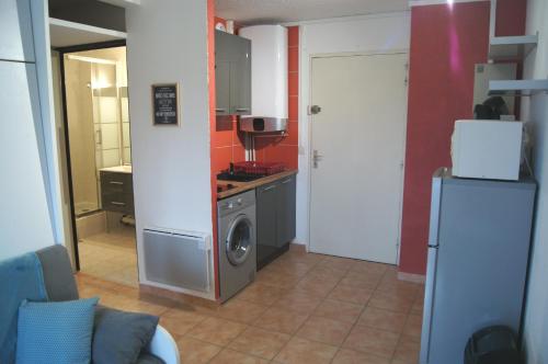 Bathroom, Lara 3 - T2 Loggia Piscine 2 lits doubles Parking Pres du centre-port et ile Loisirs near A la Table de Geraldine