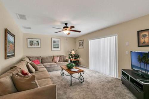 This wonderful 4 bedroom house Located on the Lake Wilson Preserve - image 3