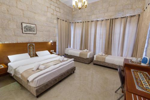 Family Room (1 Double Bed + 3 Single Beds) image 7