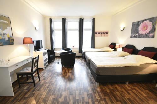 1 double bed, 1 twin bed